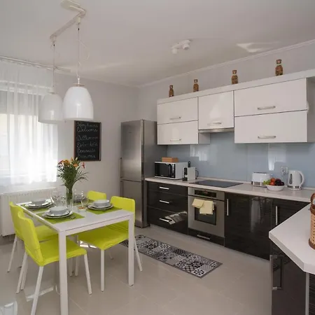Sunny Near Bud With 2br, Ac And Free Parking Apartment Vecses
