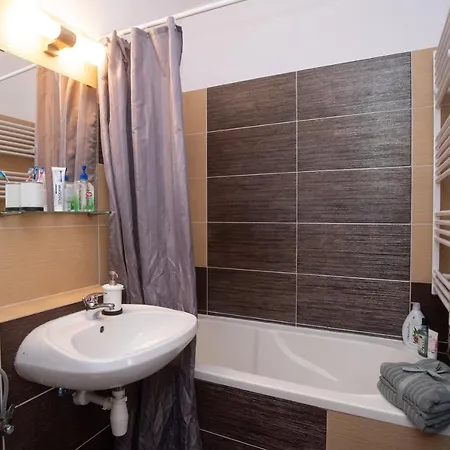 Sunny Near Bud With 2br, Ac And Free Parking