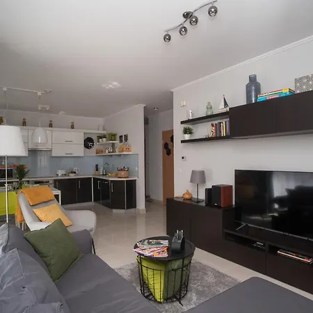 Sunny Near Bud With 2br, Ac And Free Parking *
