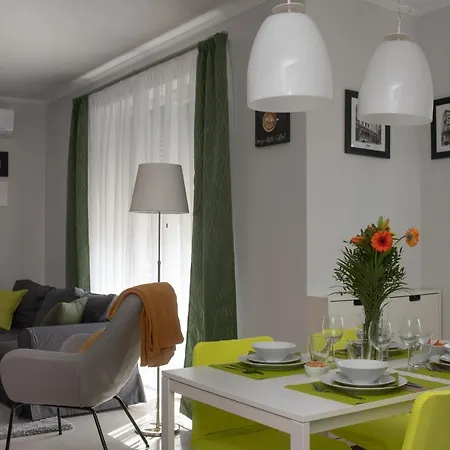 Sunny Near Bud With 2br, Ac And Free Parking *
