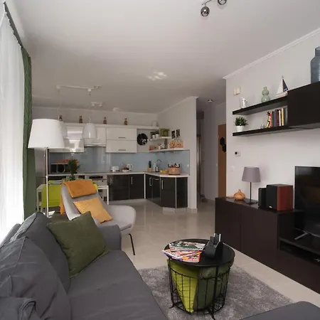 Sunny Near Bud With 2br, Ac And Free Parking *