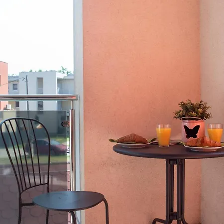 Apartment Sunny Near Bud With 2br, Ac And Free Parking Vecses