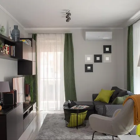 Sunny Near Bud With 2br, Ac And Free Parking Apartment *