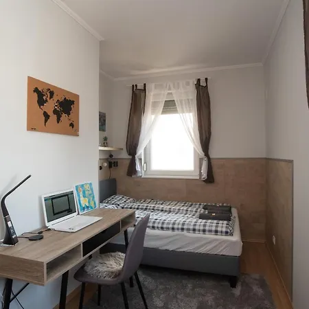 Sunny Near Bud With 2br, Ac And Free Parking *