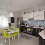 Sunny Near With 2br, Ac And Free Parking Apartment Vecses