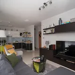 Sunny Near With 2br, Ac And Free Parking *