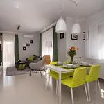 Sunny Near With 2br, Ac And Free Parking Vecses