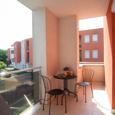 Sunny Near With 2br, Ac And Free Parking 아파트 베체스