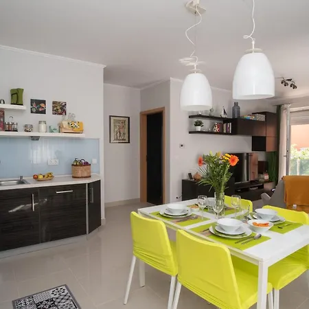 아파트 Sunny Near With 2br, Ac And Free Parking