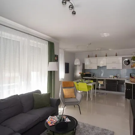 아파트 Sunny Near With 2br, Ac And Free Parking