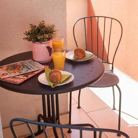 Apartment Sunny Near With 2br, Ac And Free Parking *