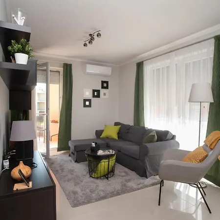 아파트 Sunny Near With 2br, Ac And Free Parking