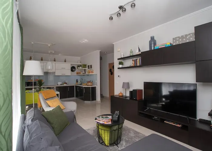 Sunny Near With 2br, Ac And Free Parking *
