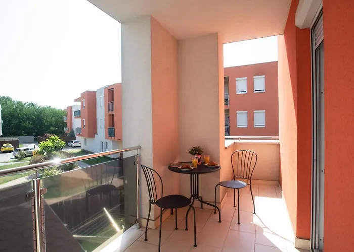 Sunny Near With 2br, Ac And Free Parking Apartament Vecsés