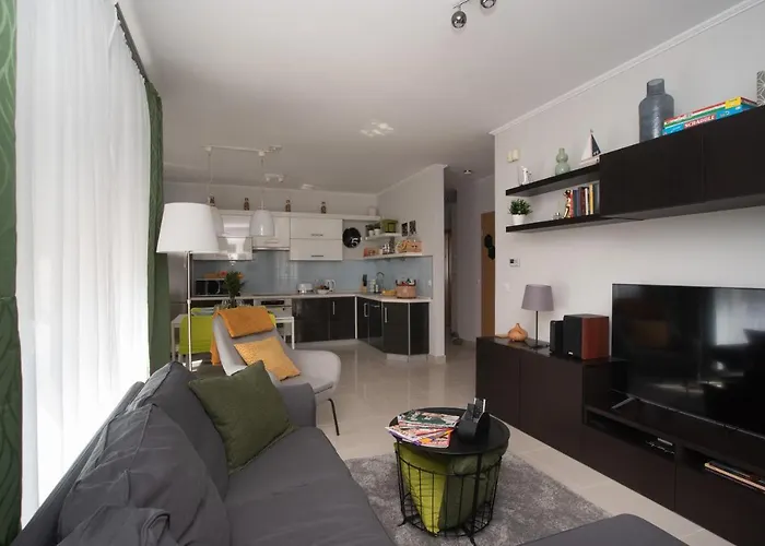 Sunny Near With 2br, Ac And Free Parking *
