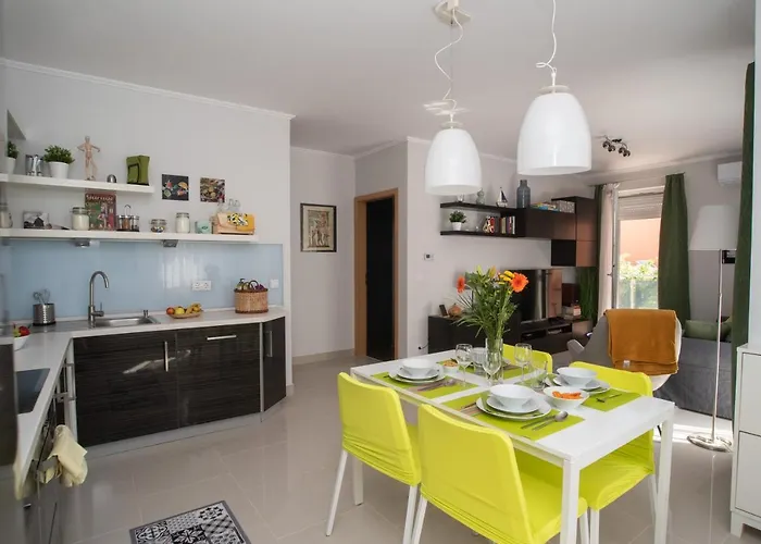아파트 Sunny Near With 2br, Ac And Free Parking