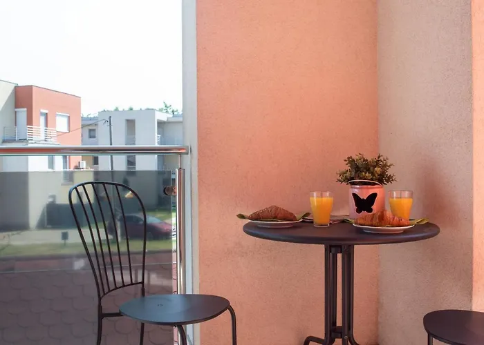 Apartament Sunny Near With 2br, Ac And Free Parking Vecsés