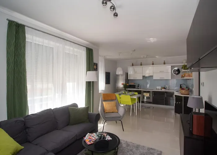 Apartament Sunny Near With 2br, Ac And Free Parking