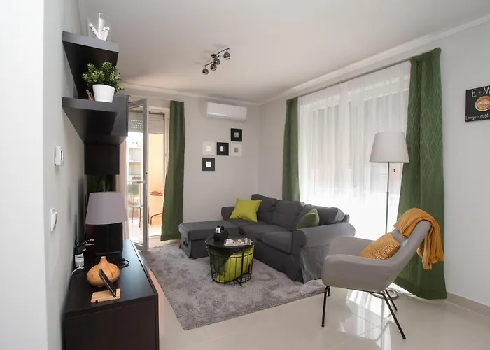 아파트 Sunny Near With 2br, Ac And Free Parking