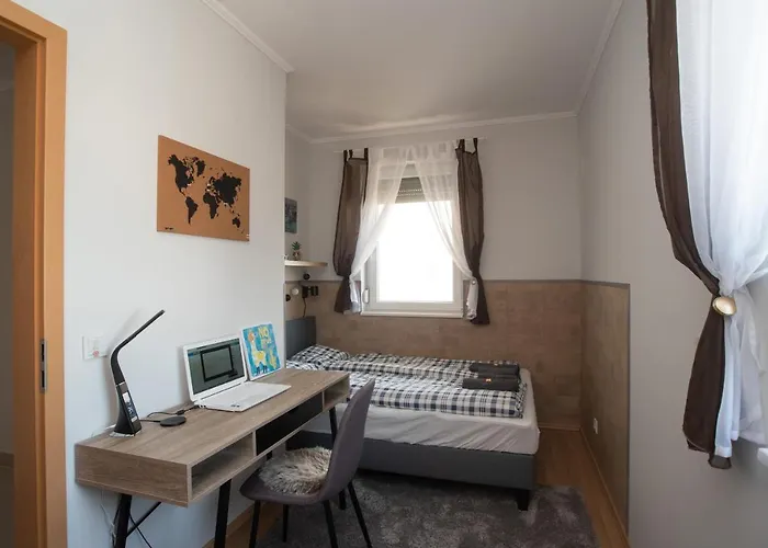 Sunny Near With 2br, Ac And Free Parking *